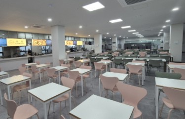 学生寮には学食も完備